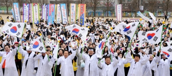 '제100주년 3.1절 기념 화성시 발안장터 만세운동 재현행사&기념문화제'가 열린 30일 참가 화성시 학생들이 화성 발안중학교부터 제암리 순국기념관까지 만세 퍼레이드를 펼치고 있다. 윤원규 수습기자