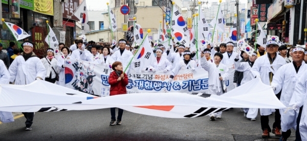 '제100주년 3.1절 기념 화성시 발안장터 만세운동 재현행사&기념문화제'가 열린 30일 참가 화성시 학생들이 화성 발안중학교부터 제암리 순국기념관까지 만세 퍼레이드를 펼치고 있다. 윤원규 수습기자