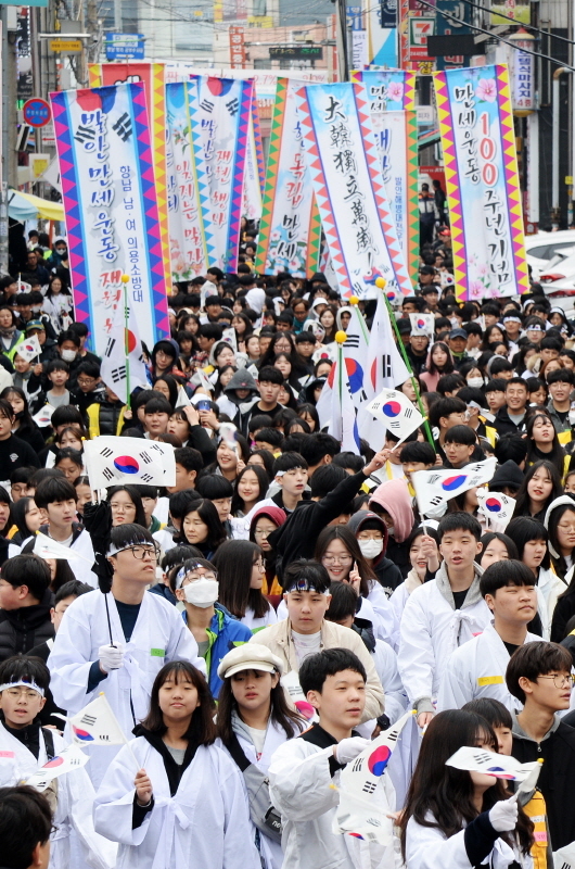 '제100주년 3.1절 기념 화성시 발안장터 만세운동 재현행사&기념문화제'가 열린 30일 참가 화성시 학생들이 화성 발안중학교부터 제암리 순국기념관까지 만세 퍼레이드를 펼치고 있다. 윤원규 수습기자