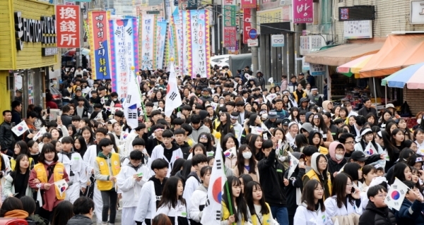 '제100주년 3.1절 기념 화성시 발안장터 만세운동 재현행사&기념문화제'가 열린 30일 참가 화성시 학생들이 화성 발안중학교부터 제암리 순국기념관까지 만세 퍼레이드를 펼치고 있다. 윤원규 수습기자