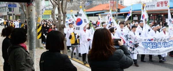 '제100주년 3.1절 기념 화성시 발안장터 만세운동 재현행사&기념문화제'가 열린 30일 참가 화성시 학생들이 화성 발안중학교부터 제암리 순국기념관까지 만세 퍼레이드를 펼치고 있다. 윤원규 수습기자