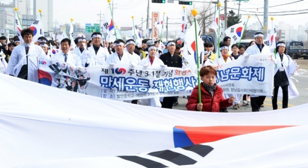 '제100주년 3.1절 기념 화성시 발안장터 만세운동 재현행사&기념문화제'가 열린 30일 참가 화성시 학생들이 화성 발안중학교부터 제암리 순국기념관까지 만세 퍼레이드를 펼치고 있다. 윤원규 수습기자