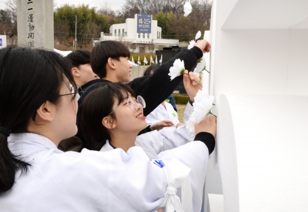 '제100주년 3.1절 기념 화성시 발안장터 만세운동 재현행사&기념문화제'가 열린 30일 화성 제암리 순국기념관에서 열린 4.15 제암-고주리 학살사건 추모제에서 학생들이 국화꽃을 꽂으며 희생자들을 추모하고 있다 . 윤원규 수습기자