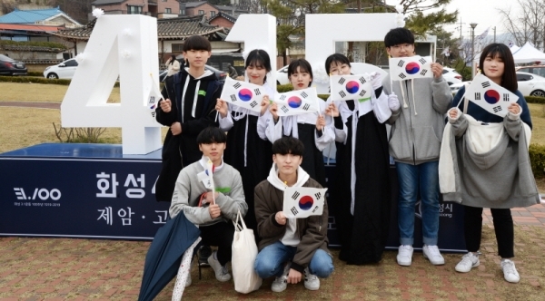 '제100주년 3.1절 기념 화성시 발안장터 만세운동 재현행사&기념문화제'가 열린 30일 화성 제암리 순국기념관에서 열린 4.15 제암-고주리 학살사건 추모제에서 학생들이 국화꽃을 꽂으며 희생자들을 추모하고 있다. 윤원규 수습기자