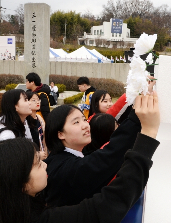'제100주년 3.1절 기념 화성시 발안장터 만세운동 재현행사&기념문화제'가 열린 30일 화성 제암리 순국기념관에서 열린 4.15 제암-고주리 학살사건 추모제에서 학생들이 국화꽃을 꽂으며 희생자들을 추모하고 있다. 윤원규 수습기자