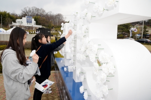 '제100주년 3.1절 기념 화성시 발안장터 만세운동 재현행사&기념문화제'가 열린 30일 화성 제암리 순국기념관에서 열린 4.15 제암-고주리 학살사건 추모제에서 학생들이 국화꽃을 꽂으며 희생자들을 추모하고 있다. 윤원규 수습기자