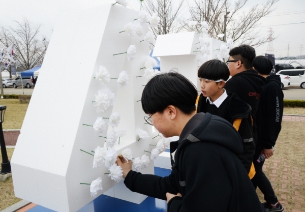 '제100주년 3.1절 기념 화성시 발안장터 만세운동 재현행사&기념문화제'가 열린 30일 화성 제암리 순국기념관에서 열린 4.15 제암-고주리 학살사건 추모제에서 학생들이 국화꽃을 꽂으며 희생자들을 추모하고 있다. 윤원규 수습기자