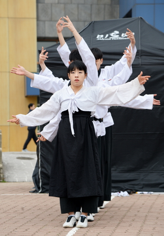 '제100주년 3.1절 기념 화성시 발안장터 만세운동 재현행사&기념문화제'가 열린 30일 화성 발안중학교에서 미르메 공연팀이 '4,15 제암리 평화의 태권도 플래시몹'  퍼포먼스를 선보이고 있다. 이날 행사에서 참가 학생들은 제암리 순국기념관 까지 만세 퍼레이드를 펼쳤다. 윤원규 수습기자