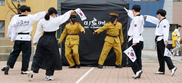 '제100주년 3.1절 기념 화성시 발안장터 만세운동 재현행사&기념문화제'가 열린 30일 화성 발안중학교에서 미르메 공연팀이 '4,15 제암리 평화의 태권도 플래시몹'  퍼포먼스를 선보이고 있다. 이날 행사에서 참가 학생들은 제암리 순국기념관 까지 만세 퍼레이드를 펼쳤다. 윤원규 수습기자
