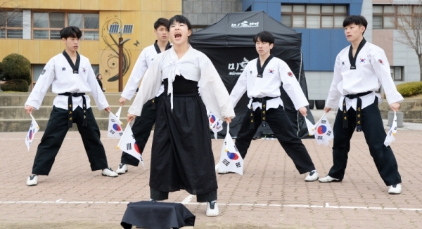 '제100주년 3.1절 기념 화성시 발안장터 만세운동 재현행사&기념문화제'가 열린 30일 화성 발안중학교에서 미르메 공연팀이 '4,15 제암리 평화의 태권도 플래시몹'  퍼포먼스를 선보이고 있다. 이날 행사에서 참가 학생들은 제암리 순국기념관 까지 만세 퍼레이드를 펼쳤다. 윤원규 수습기자