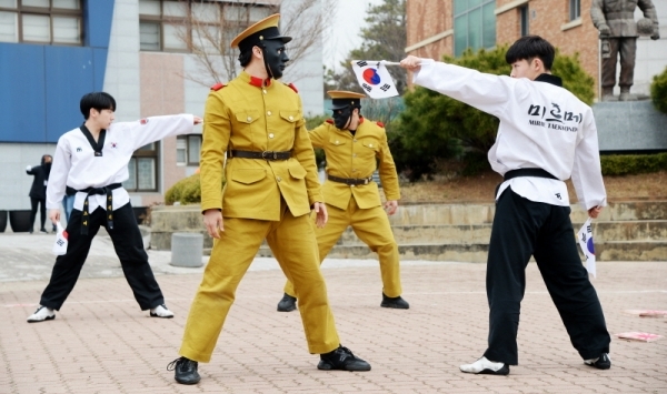 '제100주년 3.1절 기념 화성시 발안장터 만세운동 재현행사&기념문화제'가 열린 30일 화성 발안중학교에서 미르메 공연팀이 '4,15 제암리 평화의 태권도 플래시몹'  퍼포먼스를 선보이고 있다. 이날 행사에서 참가 학생들은 제암리 순국기념관 까지 만세 퍼레이드를 펼쳤다. 윤원규 수습기자