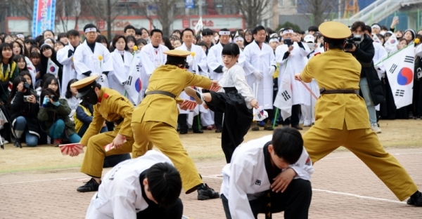 '제100주년 3.1절 기념 화성시 발안장터 만세운동 재현행사&기념문화제'가 열린 30일 화성 발안중학교에서 미르메 공연팀이 '4,15 제암리 평화의 태권도 플래시몹'  퍼포먼스를 선보이고 있다. 이날 행사에서 참가 학생들은 제암리 순국기념관 까지 만세 퍼레이드를 펼쳤다. 윤원규 수습기자
