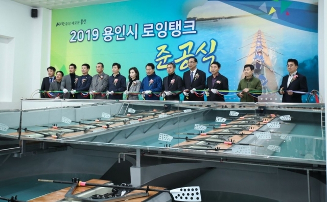 ▲ 30일 용인조정경기장에서 열린 로잉 탱크 준공식에서 백군기 용인시장과 김민기 국회의원, 이건한 용인시의회 의장, 목민숙 용인시조정협회장을 비롯한 내빈들이 준공 테이프 커팅을 하고 있다.
