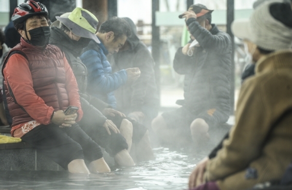 꽃샘추위가 찾아온 31일 오전 인천 남동구 소래습지생태공원 해수족욕장에서 시민이 따뜻한 물에 발을 담그며 추위를 녹이고 있다.조주현기자