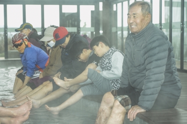꽃샘추위가 찾아온 31일 오전 인천 남동구 소래습지생태공원 해수족욕장에서 시민이 따뜻한 물에 발을 담그며 추위를 녹이고 있다.조주현기자