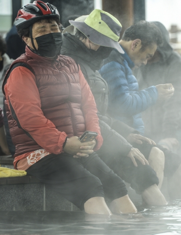 꽃샘추위가 찾아온 31일 오전 인천 남동구 소래습지생태공원 해수족욕장에서 시민이 따뜻한 물에 발을 담그며 추위를 녹이고 있다.조주현기자