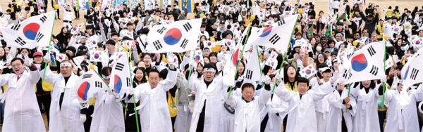 ‘제100주년 3•1절 기념 화성시 발안장터 만세운동 재현행사&기념문화제’가 열린 30일 1천500여 명의 참가자들이 화성 발안중학교에서 제암리 순국기념관까지 만세 퍼레이드를 펼치고 있다. 이날 행사에선 미르메 공연팀의 4•15 제암리 평화의 태권도 플래시몹, 희생자를 추모하는 헌화행사 등이 진행됐다. 김시범ㆍ윤원규기자