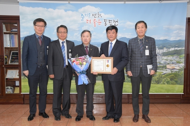 1일 명예시장으로 위촉된 강건남 동은서도회장(사진 가운데).