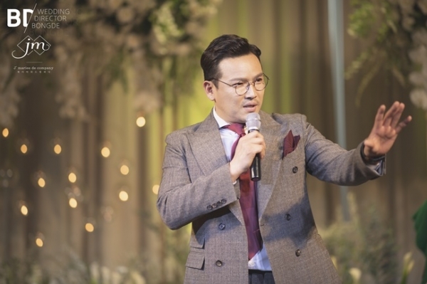 방송인 김현영 결혼식 본식 사진. 해피메리드컴퍼니, 웨딩디렉터봉드, 스튜디오원, 로자스포사, 아미엘리플라워, 정민경스타일리스트