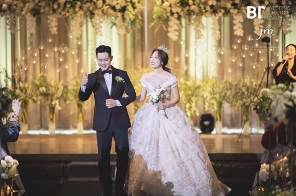 방송인 김현영 결혼식 본식 사진. 해피메리드컴퍼니, 웨딩디렉터봉드, 스튜디오원, 로자스포사, 아미엘리플라워, 정민경스타일리스트