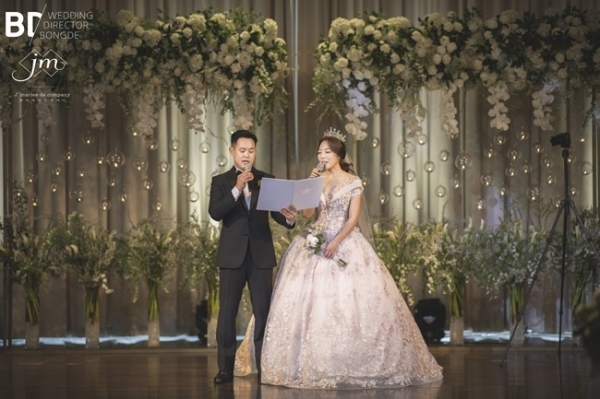 방송인 김현영 결혼식 본식 사진. 해피메리드컴퍼니, 웨딩디렉터봉드, 스튜디오원, 로자스포사, 아미엘리플라워, 정민경스타일리스트