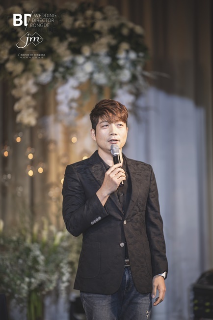 방송인 김현영 결혼식 본식 사진. 해피메리드컴퍼니, 웨딩디렉터봉드, 스튜디오원, 로자스포사, 아미엘리플라워, 정민경스타일리스트