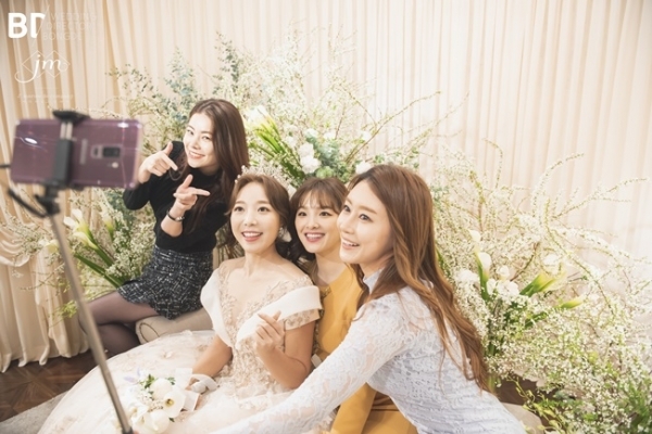 방송인 김현영 결혼식 본식 사진. 해피메리드컴퍼니, 웨딩디렉터봉드, 스튜디오원, 로자스포사, 아미엘리플라워, 정민경스타일리스트