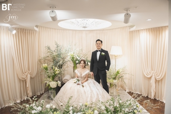 방송인 김현영 결혼식 본식 사진. 해피메리드컴퍼니, 웨딩디렉터봉드, 스튜디오원, 로자스포사, 아미엘리플라워, 정민경스타일리스트