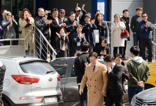 이재명 경기도지사가 1일 오후 성남시 수정구 수원지방법원 성남지원에서 열린 15차 공판에 지지자들의 환호를 받으며 출석하고 있다. 윤원규 수습기자