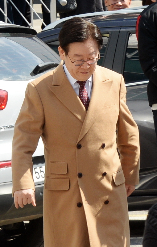 공직선거법상 허위사실 공표와 직권남용권리행사방해 혐의 등으로 기소된 이재명 경기도지사가 1일 오후 성남시 수정구 수원지방법원 성남지원에서 열린 15차 공판에 출석하고 있다. 윤원규 수습기자