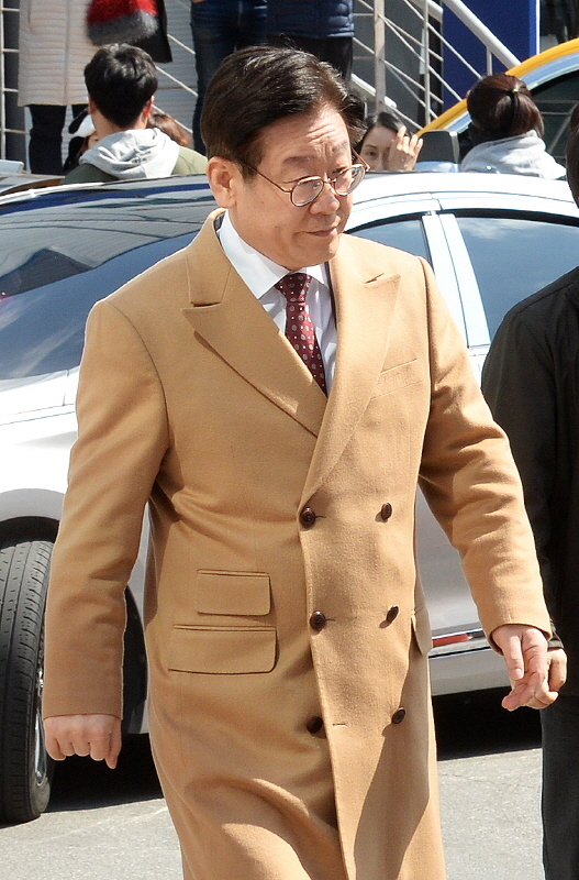 공직선거법상 허위사실 공표와 직권남용권리행사방해 혐의 등으로 기소된 이재명 경기도지사가 1일 오후 성남시 수정구 수원지방법원 성남지원에서 열린 15차 공판에 출석하고 있다. 윤원규 수습기자