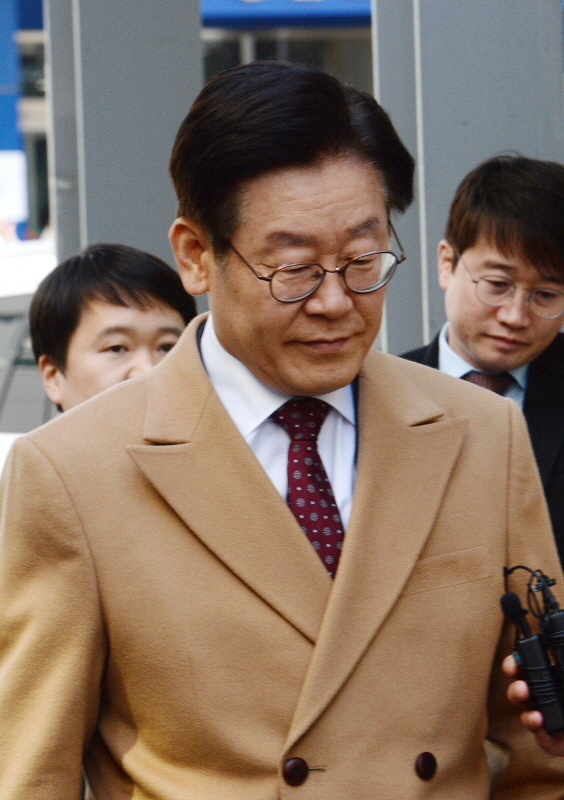 공직선거법상 허위사실 공표와 직권남용권리행사방해 혐의 등으로 기소된 이재명 경기도지사가 1일 오후 성남시 수정구 수원지방법원 성남지원에서 열린 15차 공판에 출석하고 있다. 윤원규 수습기자