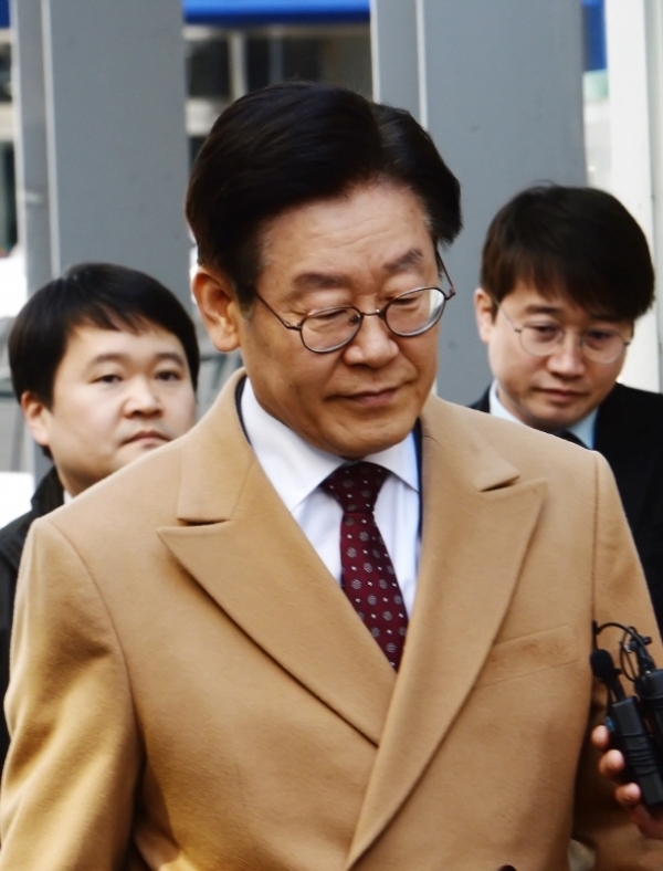 공직선거법상 허위사실 공표와 직권남용권리행사방해 혐의 등으로 기소된 이재명 경기도지사가 1일 오후 성남시 수정구 수원지방법원 성남지원에서 열린 15차 공판에 출석하고 있다. 윤원규 수습기자