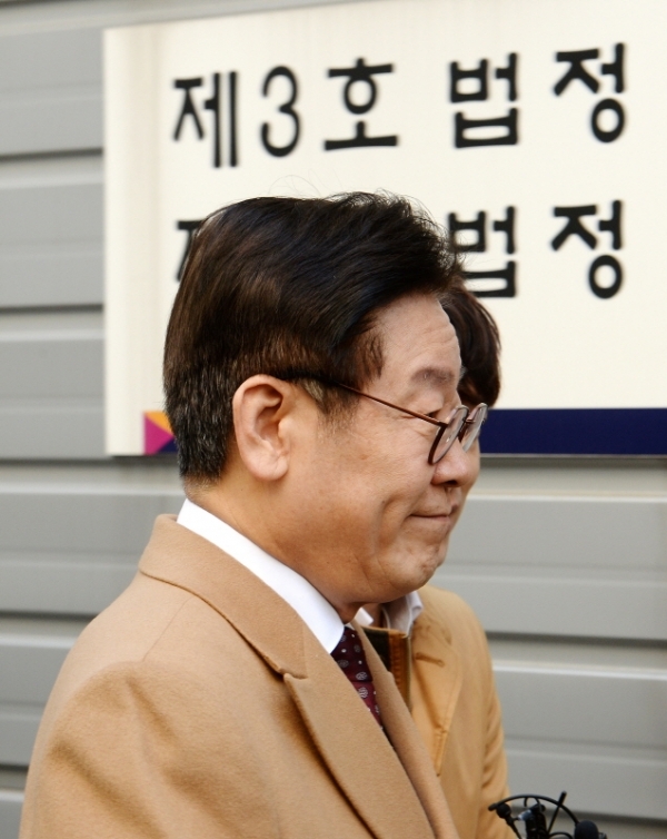 공직선거법상 허위사실 공표와 직권남용권리행사방해 혐의 등으로 기소된 이재명 경기도지사가 1일 오후 성남시 수정구 수원지방법원 성남지원에서 열린 15차 공판에 출석하고 있다. 윤원규 수습기자