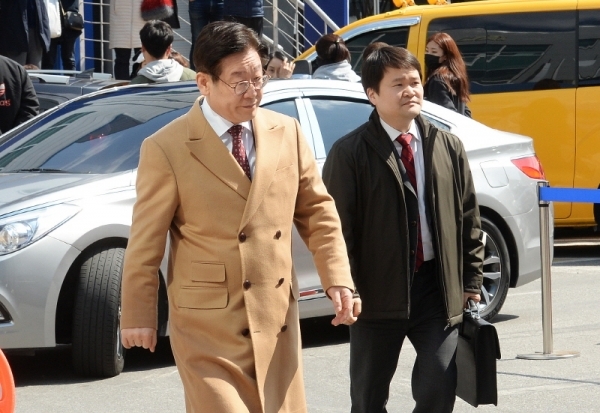 공직선거법상 허위사실 공표와 직권남용권리행사방해 혐의 등으로 기소된 이재명 경기도지사가 1일 오후 성남시 수정구 수원지방법원 성남지원에서 열린 15차 공판에 출석하고 있다. 윤원규 수습기자
