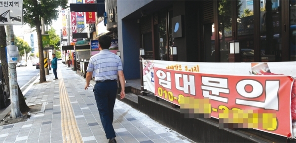 정부의 2차 공공기관 이전이 본격화되는 가운데, 전국 곳곳에 형성된 혁신도시 대부분이 7년이나 지났음에도 불구하고 상권이 여전히 침체된 것으로 드러났다. 지난 2013년 이후 한국가스안전공사, 법무연수원 등 11개의 공공기관이 들어선 충북혁신도시 상가지역 곳곳에 임대 현수막들이 내걸려 있다.