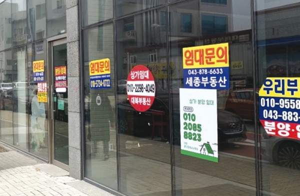 정부의 2차 공공기관 이전이 본격화되는 가운데, 전국 곳곳에 형성된 혁신도시 대부분이 7년이나 지났음에도 불구하고 상권이 여전히 침체된 것으로 드러났다. 지난 2013년 이후 한국가스안전공사, 법무연수원 등 11개의 공공기관이 들어선 충북혁신도시 상가지역 곳곳에 임대 현수막들이 내걸려 있다.