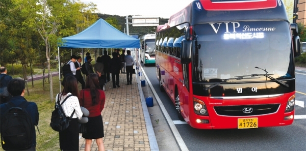 충북혁신도시 내 입주한 공공기관 직원들이 주말을 맞아 수도권에 있는 집에 가기 위해 버스를 타고 있다.