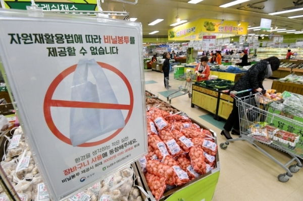 전국 대형마트, 백화점, 쇼핑몰 등에서 일회용 비닐봉투 사용 금지 첫날인 1일 수원시내 한 대형마트에 비닐봉투 제공 금지 및 장바구니 사용 권고 안내문이 내걸려 있다. 이날 비닐봉투 제공에 대한 명확한 지침이 없어 소비자와 대형마트 측 모두 혼란을 겪었다. 김시범기자
