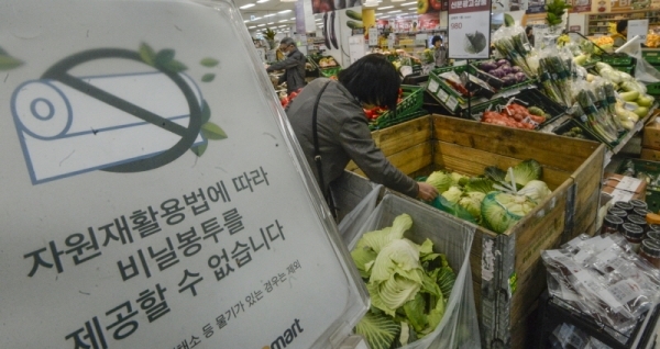 전국 대형마트와 백화점, 슈퍼마켓의 1회용 비닐봉투 사용 금지가 시행된 1일 오후 인천 서구 한 대형마트에 1회용 비닐봉부가 제공되지 않는다는 안내문이 붙어있다. 이날부터 전국 대형 점포 2000여 곳과 165㎡ 이상의 슈퍼마켓 1만1000여 곳에서 일회용 비닐봉투와 쇼핑백을 사용하다 적발되면 최고 300만원의 과태료가 부과된다.조주현기자