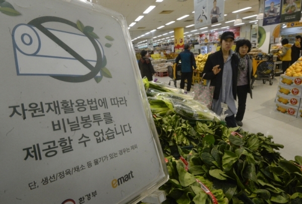 전국 대형마트와 백화점, 슈퍼마켓의 1회용 비닐봉투 사용 금지가 시행된 1일 오후 인천 서구 한 대형마트에 1회용 비닐봉부가 제공되지 않는다는 안내문이 붙어있다. 이날부터 전국 대형 점포 2000여 곳과 165㎡ 이상의 슈퍼마켓 1만1000여 곳에서 일회용 비닐봉투와 쇼핑백을 사용하다 적발되면 최고 300만원의 과태료가 부과된다.조주현기자