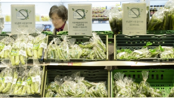 전국 대형마트와 백화점, 슈퍼마켓의 1회용 비닐봉투 사용 금지가 시행된 1일 오후 인천 서구 한 대형마트에 1회용 비닐봉부가 제공되지 않는다는 안내문이 붙어있다. 이날부터 전국 대형 점포 2000여 곳과 165㎡ 이상의 슈퍼마켓 1만1000여 곳에서 일회용 비닐봉투와 쇼핑백을 사용하다 적발되면 최고 300만원의 과태료가 부과된다.조주현기자