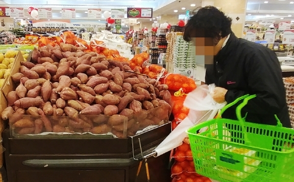 1일 전국의 대형마트, 쇼핑몰, 백화점등 매장크기 50평(165㎡) 이상의 매장에서 비닐봉투 제공이 금지됐다. 다만 생선, 고기, 두부처럼 액체가 생길 수 있거나 아이스크림처럼 내용물이 녹을 수 있는 제품, 흙 묻은 채소도 규제 적용에서 제외된다. 성남의 한 대형마트에서 시민이 채소를 담기위해 제공되는 비닐봉투를 뜯고 있다. 윤원규 수습기자