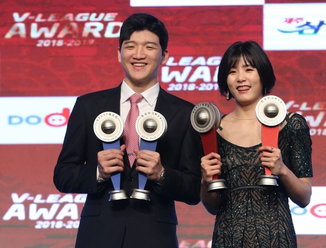 ▲ 1일 오후 서울 더케이호텔에서 열린 프로배구 도드람 2018-2019 V리그 시상식. 남자부 최우수선수(MVP)로 선정된 대한항공 정지석과 여자부 최우수선수(MVP)로 선정된 흥국생명 이재영이 기념촬영하고 있다.연합뉴스