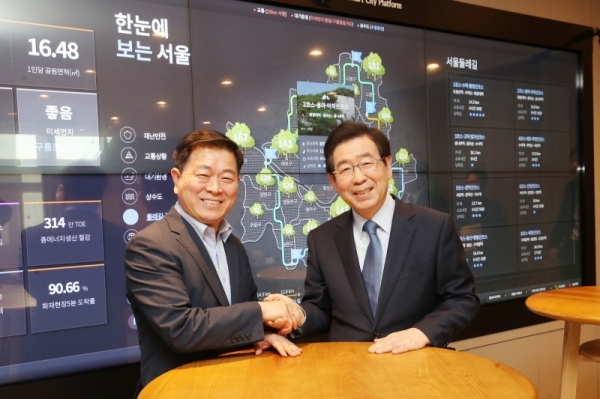 광명시에 위치한 서울시립근로청소년복지관 부지의 활용방안을 논의하기 위해 서울시청을 방문한 박승원 광명시장(왼쪽)이 박원순 서울시장과 손을 맞잡고 있다. 광명시 제공