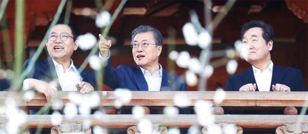 문재인 대통령이 이낙연 국무총리, 박남춘 인천 시장과 2일 오후 인천광역시 송도 경원루에서 확대 국가관광전략회의 전 센트럴파크를 내려다 보고 있다. 연합뉴스