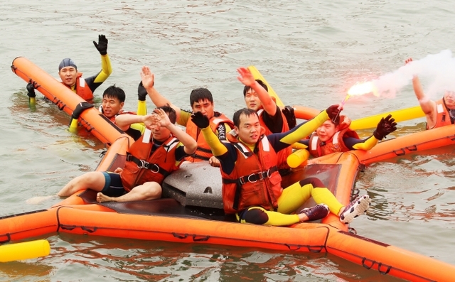 ▲ 평택해양경찰서 경찰관들이 평택당진항 해상에서 구조장비를 이용한 구조 훈련을 하고 있다