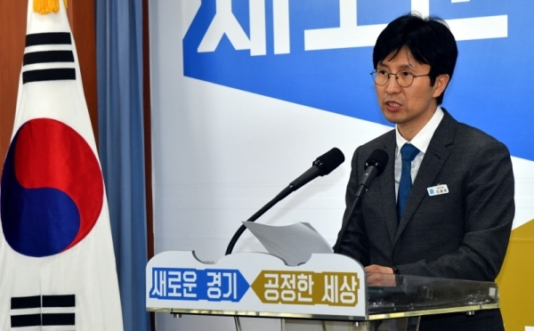 4일 경기도청 브리핑룸에서 안동광 경기도 정책기획관이 전동킥보드, 전동 휠 같은 개인형이동수단 활성화를 위한 규제샌드박스 신청 기업 지원방안 등에 대해 설명하고 있다.전형민기자