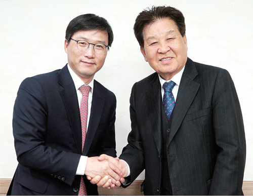 4일 수원 경기일보사를 방문한 박종택 수원가정법원장(왼쪽)이 신항철 본보 대표이사 사장과 인사를 나누고 있다. 권용수기자