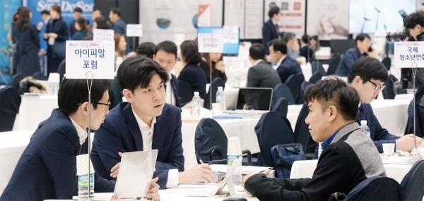 4일 수원컨벤션센터에서 열린 ‘아태 마이스(MICE) 비즈니스 페스티벌 2019’ 행사에서 참석자들이 기업상담회를 하고 있다. ‘새로운 시대, 새로운 길, MICE 路!’ 주제로 열린 이번 행사에선 제품 전시회, 강연, 상담회 등이 진행돼 마이스산업이 4차 산업혁명시대의 비즈니스 모델이 되기위한 전략과 비전을 제시했다. 윤원규 수습기자